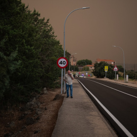 Un vecino pasea por las calles de Almorox durante el incendio de Burgohondo en Toledo.