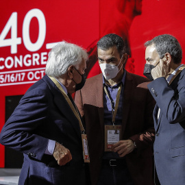 El expresidente del Gobierno, Felipe González; el presidente del Gobierno, Pedro Sánchez y el expresidente del Gobierno, José Luis Rodríguez Zapatero, en la feria de Valencia en 2021.