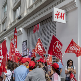 Trabajadores de H&M protestan frente a una de sus tiendas en Madrid, a 20 de junio de 2023.