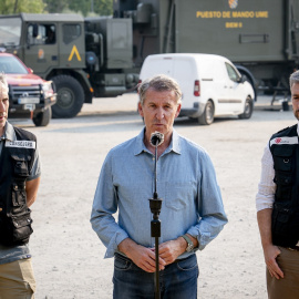 El presidente del Partido Popular, Alberto Núñez Feijóo, atiende a los medios durante su visita al puesto de mando avanzado en Navalcarnero por los incendios forestales .