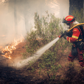 Un bombero trabaja sobre el terreno en la Sierre Oeste de Madrid, este lunes.