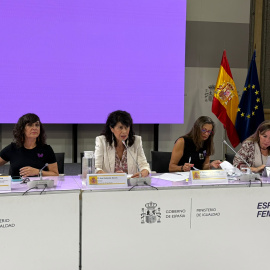La ministra de Igualdad,  @_anaredondo_  , preside el Comité de Crisis por las últimas víctimas de violencia de género, acompañada de la secretaria de Estado,  @Maritxu30  , y de la delegada del Gobierno contra VG, Carmen Martínez Perza.