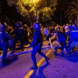 Cargas policiales durante la manifestación contra la saturación turística, en Palma de Mallorca, el pasado 26 de julio.