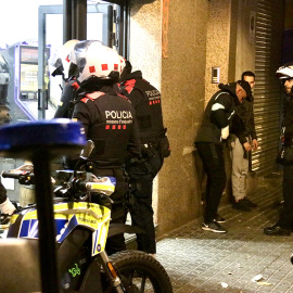 Mossos d'Esquadra durant el registre d'un bar  (diumenge 20 d’octubre del 2024)