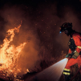 Un bombero trabaja en el incendio de la Sierra de Madrid, a 28 de julio de 2026.