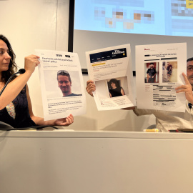 Sònia Olivella i Jesús Rodríguez, mostrant les publicacions sobre policies infiltrats a Espanya i a Gran Bretanya
