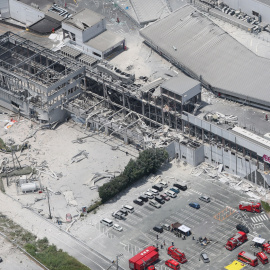 Vista aérea del centro comercial Aeon Mall Kumamoto, gravemente dañado tras el terremoto de Kashima.