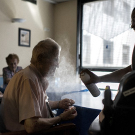 AFP__20150702__Par8217899__v2__MidRes__FranceElderlyWeather
