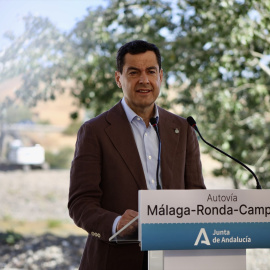 El presidente de la Junta de Andalucía, Juanma Moreno, interviene durante el acto de inicio de obras del tramo de autovía Casapalma-Cerralba, en Cártama (Málaga).