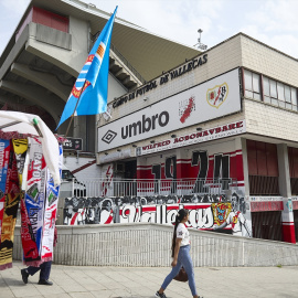 Fachada del estadio de fútbol de Vallecas, en una imagen de archivo.