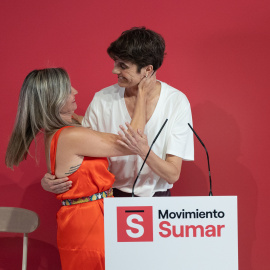 La portavoz parlamentaria Verónica Martinez Barbero y la secretaria de Estado de Derechos Sociales, Rosa Martínez, durante la asamblea de Movimiento Sumar.