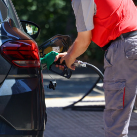 Fotografía de archivo de una persona repostando gasolina en Madrid