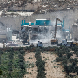 Fuerzas israelíes supervisan la demolición de un edificio de propiedad palestina en Yenín, al norte de la Cisjordania ocupada