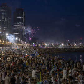 La playa de la Barceloneta durante la celebración de la tradicional verbena de Sant Joan.