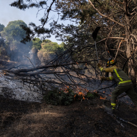 Un bombero trabaja en las tareas de extinción del incendio forestal en la Sierra Oeste de Madrid