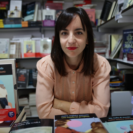 La escritora Marta Jiménez Serrano firma en la 82ª Feria del Libro de Madrid.