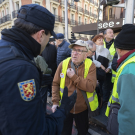 Diferentes asociaciones de pensionistas agrupadas para defender para defender la revalorización de las pensiones, frente a la sede nacional del PP.