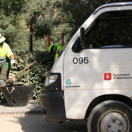 Una treballadora de Parc i Jardins de Barcelona a prop de la plaça de les Glòries en una imatge del 23 de juny del 2026. 23/06/2026
