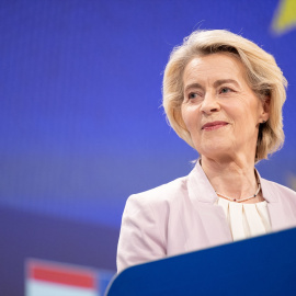 La presidenta de la Comisión Europea, Ursula von der Leyen, durante una rueda de prensa junto al primer ministro húngaro, Peter Magyar.