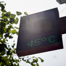 El termómetro de un estanco de Madrid marca 45 grados este jueves.