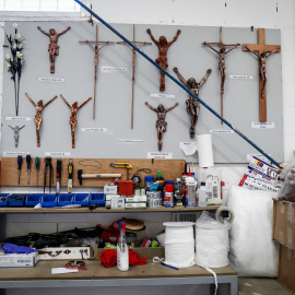 Crucifijos en un taller. Archivo.