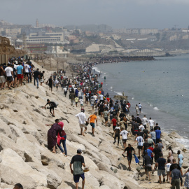 Miles de jóvenes marroquíes llegan a la frontera entre Castillejos (Marruecos) y Ceuta para tratar de cruzar la valla.