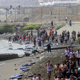 Miles de jóvenes marroquíes han llegado este jueves a la frontera entre Castillejos (Marruecos) y Ceuta para tratar de cruzar la valla que separa las dos ciudades.