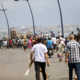 Miles de jóvenes marroquíes llegan a la frontera entre Castillejos (Marruecos) y Ceuta para tratar de cruzar la valla.