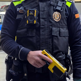Un agent de la Guàrdia Urbana de Figueres (Alt Empordà) amb una pistola tàser, en una imatge del gener. 02/01/2026