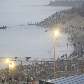 Decenas de personas siguen intentando cruzar la frontera, a 31 de julio de 2026, en Ceuta.