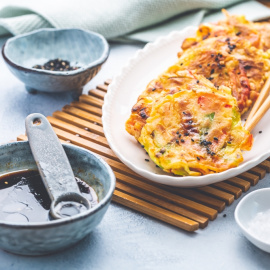 Receta de yachaejeon o crepes coreanos de verduras.