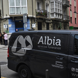 La Policía custodia la entrada de la vivienda mientras la funeraria saca el cuerpo de la víctima.