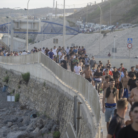 Decenas de migrantes tras haber traspasado la frontera entre Ceuta y Marruecos.