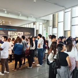 El primer piso del museo del período de violencia 1980-2000 en Perú abarrotado de visitantes, en Lima a 29 de julio.