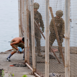 Un joven regresa a Marruecos ante militares españoles este 31 de julio de 2026.
