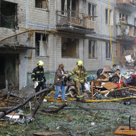 Rescatistas haciendo labores de socorro en uno de los edificios bombardeados por Rusia en Kiev.