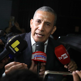 El expresidente peruano Ollanta Humala atendiendo a los medios a la salida de prisión.