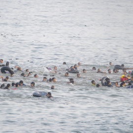 Migrantes intentando cruzar a nado la frontera entre Ceuta y Marruecos.