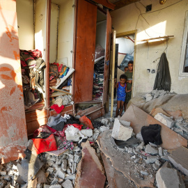 Niños visitando su vivienda bombardeada por Israel en el campamento de Nuseirat