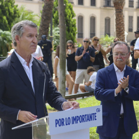 Alberto Nuñez Feijoó, junto al presidente de la Ciudad Autónoma, durante una comparecencia sobre la crisis migratoria en Ceuta, a 1 de agosto de 2026.