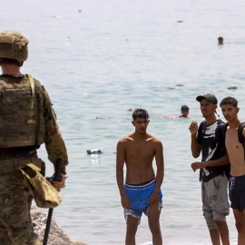 Varios migrantes en la costa española de Ceuta, a 1 de agosto de 2026.