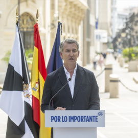 Alberto Núñez Feijóo compareciendo desde Ceuta por la crisis migratoria.