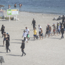 Varios migrantes, a 1 de agosto de 2026, en Ceuta (España).