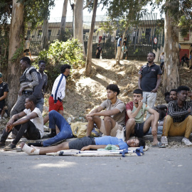 Varias personas esperan a las puertas del Centro de Estancia Temporal de Inmigrantes (CETI), a 2 de agosto de 2026, en Ceuta.