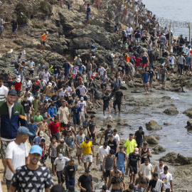 Personas regresando a Marruecos en el paso fronterizo de Bab Sebta, el 31 de julio de 2026.