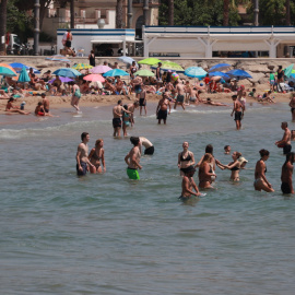Banyistes dins l’aigua en una platja de Sitges.  (30 de juliol del 2026)