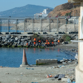 Trabajadores en la frontera entre España y Marruecos de Ceuta.