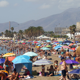 Numerosos turistas y malagueños disfrutan de la playa de La Malagueta.