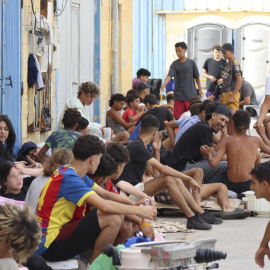 Cientos de personas descansan en las calles de Ceuta este lunes.