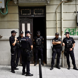 La Policía mientras custodiaba la entrada de la vivienda donde tuvieron lugar los hechos el pasado 31 de julio en Santander.